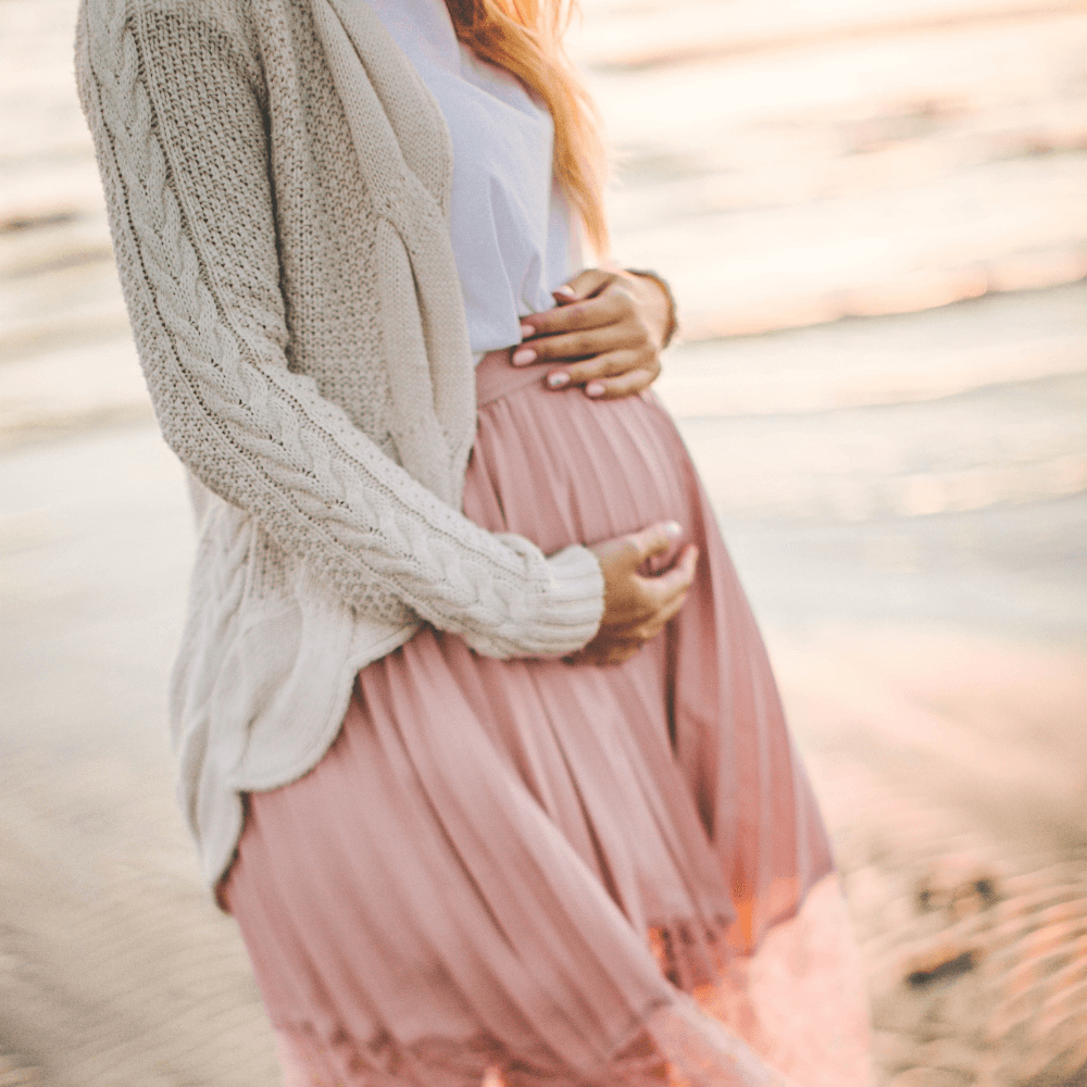 femme enceinte sur la plage